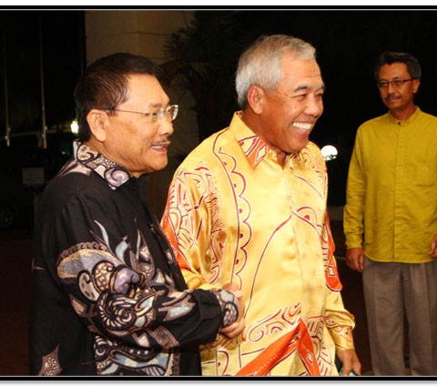 From Left to Right. 
Tan Sri (Dr) Ir Jamilus Hussein, Tan Sri Dr Ahmad Tajuddin Ali (CIDB Chairman)
